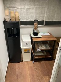 2階３階にドリンクと軽食（ナッツ）をご用意しています - いいオフィスbyアイスペース神保町 ブース番号02（2階）【１名用防音個室】 の室内の写真