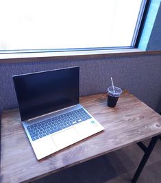 大きい方のテーブルは、ノートパソコンとドリンクを置けるサイズです。 - sub space 201号室　一ヶ月以内のご予約用の室内の写真