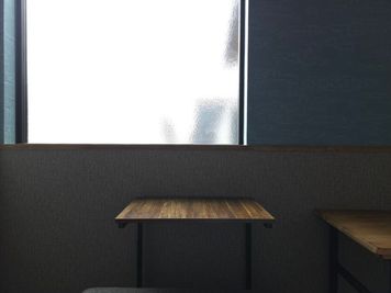リモート通話に最適なレイアウト。正面からの天然の明かりでお顔を照らします。 - sub space 201号室　一ヶ月以内のご予約用の室内の写真