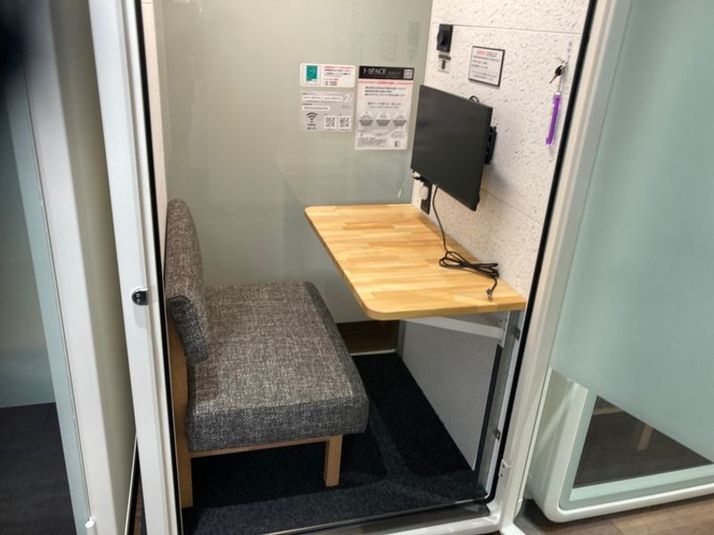 一名用のソファー席 - いいオフィスbyアイスペース神保町 ブース番号02（2階）【１名用防音個室】 の室内の写真