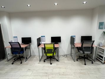 3席にモニターとHDMIケーブルあり。 - コワーキングスペースSaCuLa明大前 コワーキングスペース/自習室　SaCuLa明大前の室内の写真