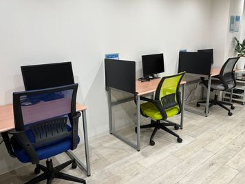 3席にモニターとHDMIケーブルあり。 - コワーキングスペースSaCuLa明大前 コワーキングスペース/自習室　SaCuLa明大前の室内の写真
