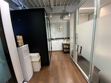 3階の屋内スペース - いいオフィスbyアイスペース神保町 ブース番号09（3階）【１名用防音高め】の室内の写真