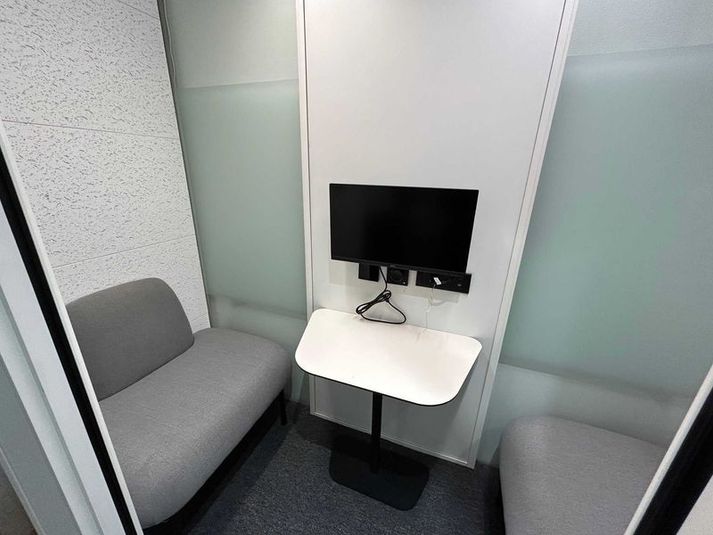 ブース番号11（3階）【対面タイプ、2名までご利用可能】 - いいオフィスbyアイスペース神保町