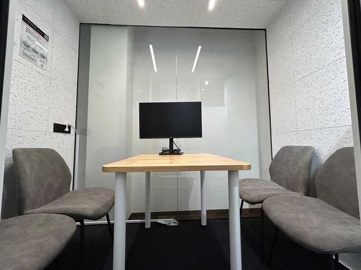 ４名まで利用可能、コンパクトサイズなので３名程度が推奨です。 - いいオフィスbyアイスペース神保町 ブース番号12（3階）【4名までご利用可能】の室内の写真