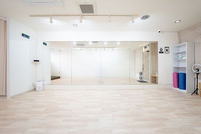 4.8m（120cm × 4枚）の鏡 - studio PUEBLO 湘南台 レンタルスタジオの室内の写真