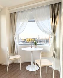 光りが差す明るい空間 - サロンスタジオ　Flying Body サロン　FlyingBodyの室内の写真