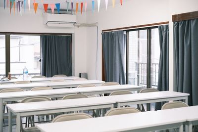 プロジェクター、パソコン、テレビを完備し、最大20名までご利用いただける教室で,静かな広い空間となっております。 - NINJIN教室