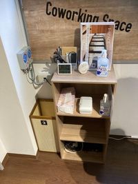 備品の貸し出しもあります - いいオフィスbyアイスペース神保町 2名まで鍵付き防音個室　WEB会議やオンライン面談イヤホン不要　の室内の写真