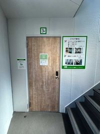 入口で施錠番号を入力（予約時にメール） - いいオフィスbyアイスペース神保町 2名まで鍵付き防音個室　WEB会議やオンライン面談イヤホン不要　の室内の写真