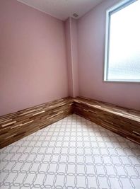 ネイルのテーブルと椅子を入れました
 - ZISLIS ACADEMY レンタルスペースの室内の写真