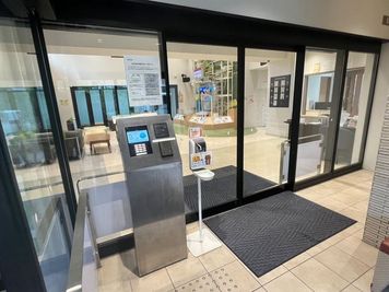 【入り口】
 Gakken多世代スクエア吹田SST 入り口
＊インターホンを押して「ラパーク利用者です」とお伝えください。 - 親子サロン-LaPark-(ラパーク) 岸辺店 パーティースペースの入口の写真