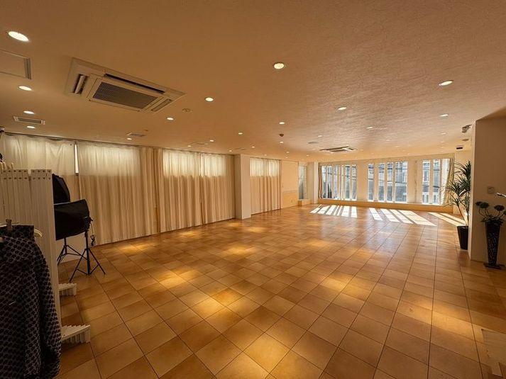 KLC GALLERY - KOH’S LICK CURRO GALLERY