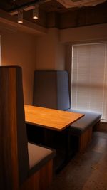 半個室のソファー席で打合せも◎ ※最大4名 - Workspace & Bar 56 人形町徒歩2分｜交流会に最適｜Bar併設イベントスペース｜貸切可の室内の写真