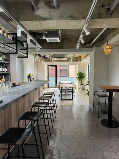 バーカウンター併設のスペース - Workspace & Bar 56 人形町徒歩2分｜交流会に最適｜Bar併設イベントスペース｜貸切可の室内の写真
