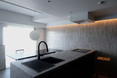 幅260cmの幅広アイランドキッチン。
料理をする風景が撮影できます。 - studio naguの室内の写真