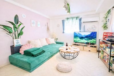 8人でもゆったりお座りいただけます。インテリアデザイナー監修の可愛いお部屋でまったりお過ごしいただけます。 - WITH YOUあたしんち新大阪 《WITH YOUあたしんち》レンタルスペース新大阪1号店の室内の写真