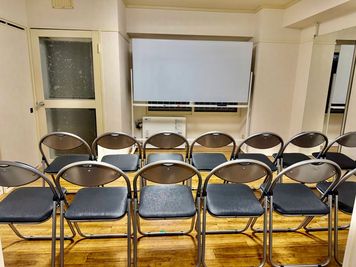 ぷらっとHOME ぷらっと会議室の室内の写真