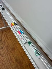 ホワイトボード用カラーペンも豊富にご用意しています。 - アットビジネスセンターサテライト渋谷宇田川 406号室（楽屋利用おすすめ・イベントルーム・多目的スペース）の室内の写真