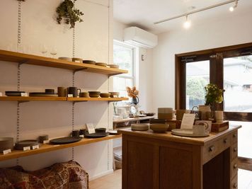 什器を持ち込まずに、そのまますぐに展示販売が始められます。 - ギャラリーレンタルスペース　three-tone ギャラリーレンタルスペース threetoneの室内の写真