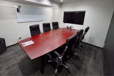 会議室・配信など幅広い用途で使えます⭐️重厚感があり落ち着いた打ち合わせや商談のシーンに最適です🌸テレビモニターも使えます📺 - 赤坂・溜池山王の貸スペース
