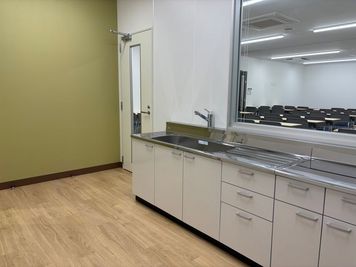 レンタルキッチン併設(オプションにて選択可能) - 埼玉カンファレンスセンター 【コープかすかべテラス】会議室1の設備の写真