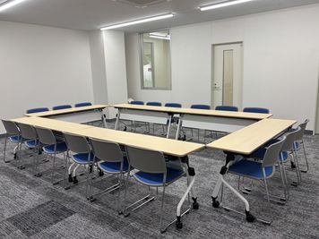 室内ロの字形式(ロールカーテン上げた場合) - 埼玉カンファレンスセンター 【コープかすかべテラス】会議室1の室内の写真