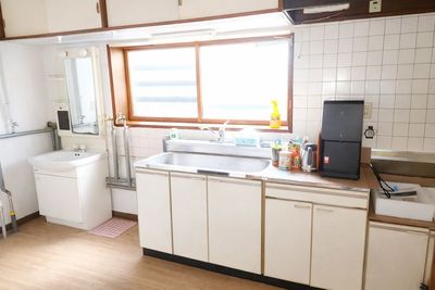 キッチンと洗面台 - Otaroom 【Otaroom】小樽駅近/小樽運河近/駐車場あり/撮影・女子会の室内の写真