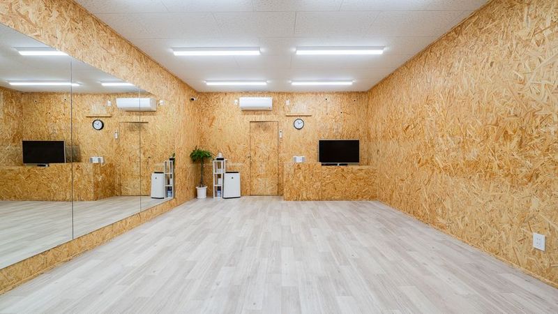 34㎡の広々空間で1〜複数人まで快適に利用可能。
ダンス・ヨガ・トレーニングにも対応しています。 - 平塚24Hダンススタジオ浅間町店｜大型鏡・高音質スピーカー完備 🎊【オープン記念4月末まで限定価格】平塚スタジオ路面店・駐輪可の室内の写真