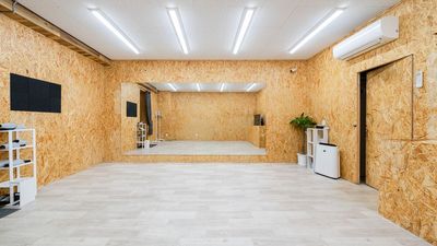 大型鏡付きでフォーム確認しながらしっかり練習可能。
ダンスや動画撮影にも最適な広々空間です。 - 平塚24Hダンススタジオ浅間町店｜大型鏡・高音質スピーカー完備 🎊【オープン記念4月末まで限定価格】平塚スタジオ路面店・駐輪可の室内の写真