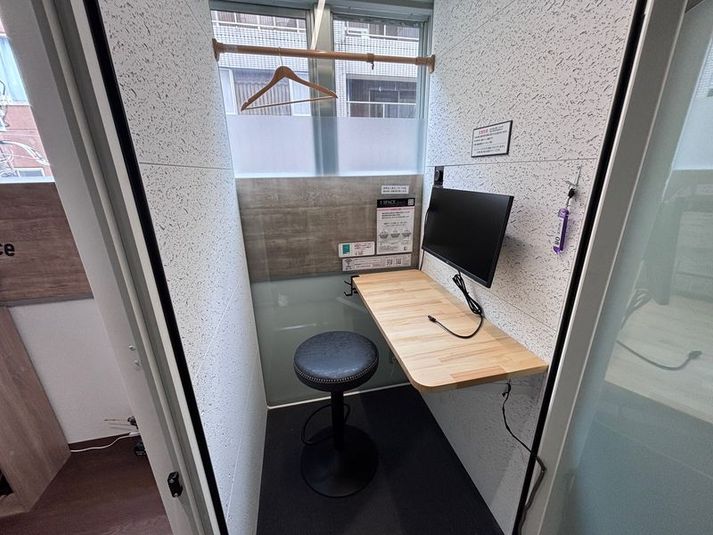丸椅子のブースです - いいオフィスbyアイスペース神保町 ブース番号08（3階）【１名用防音個室】 の室内の写真