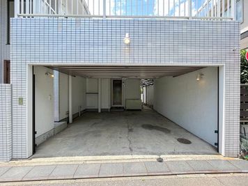 ガレージ（高さ210センチ） - スタジオピア 15B福町 撮影スタジオの外観の写真