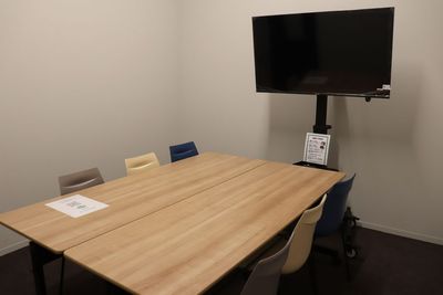 6名用会議室 - 大分オーパまちのコワークpowered by ATOMica 貸し会議室 2（6名用）の室内の写真