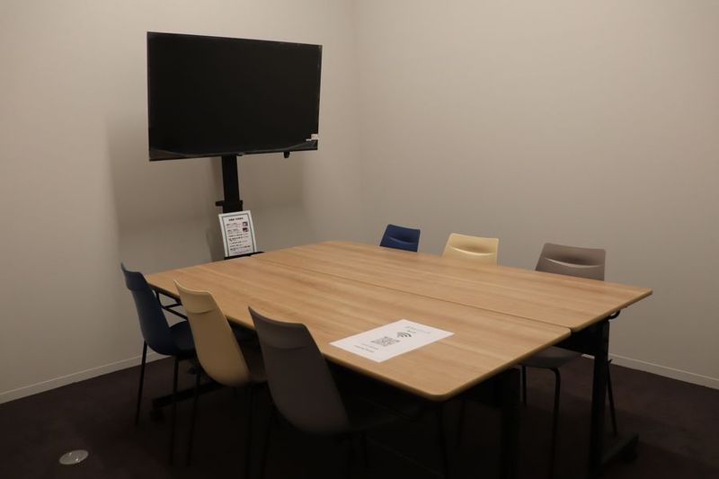6名用会議室 - 大分オーパまちのコワークpowered by ATOMica 貸し会議室 2（6名用）の室内の写真