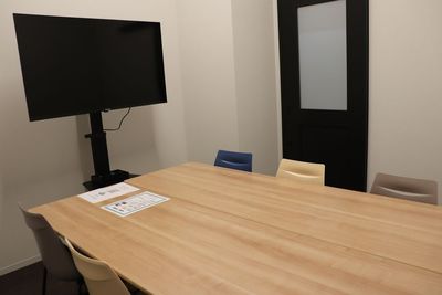 6名用会議室 - 大分オーパまちのコワークpowered by ATOMica 貸し会議室 3（6名用）の室内の写真
