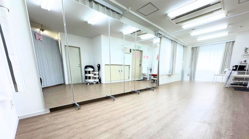 鏡の前で広々スペース - サロンスタジオ　Flying Body スタジオ　FlyingBodyの設備の写真