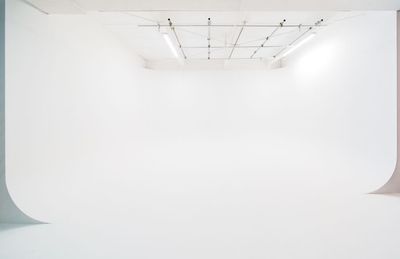 白ホリゾーンは W5.6m × D4.2m、全体の奥行きは 約10.7m  - SORAMIMI STUDIO 白ホリ写真スタジオ 元倉庫３R白ホリ写真スタジオの室内の写真