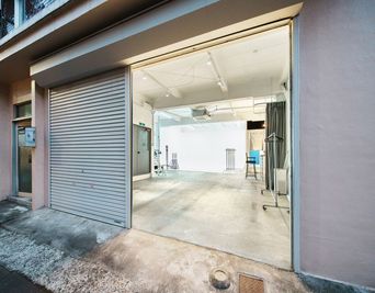 搬入入り口、幅４.２m - SORAMIMI STUDIO 白ホリ写真スタジオ 元倉庫３R白ホリ写真スタジオの入口の写真