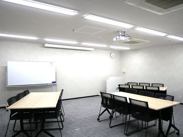 グループ形式 - リファレンス広島小町ビル貸会議室 komaB01 24名Typeの室内の写真