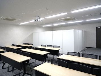 スクール形式 - リファレンス広島小町ビル貸会議室 komaB01 24名Typeの室内の写真