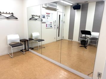 壁の1面が鏡となっています。 - ミュージックアベニュー神戸 防音ルーム(4階3番教室)の室内の写真