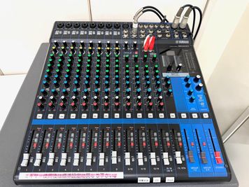 スピーカーからの音源再生や、マイクの使用が可能です。ご希望の場合はお申しつけください。 - ミュージックアベニュー神戸 防音ルーム(4階3番教室)の室内の写真