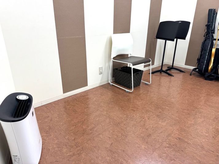4名程度での楽器練習が可能な防音ルームです。（譜面台貸し出し可能） - ミュージックアベニュー神戸 防音ルーム(4階13番教室)の室内の写真