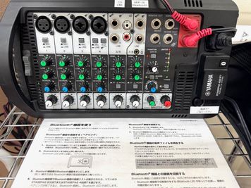 スピーカーからの音源再生や、マイクの使用が可能です。ご希望の場合はお申しつけください。 - ミュージックアベニュー神戸 防音ルーム(4階13番教室)の室内の写真