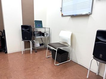 4名程度での楽器練習が可能な防音ルームです。（譜面台貸し出し可能） - ミュージックアベニュー神戸 防音ルーム(4階13番教室)の室内の写真