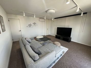 【Living】✨U-SPACE入間店✨テレビ＆ソファ付きの快適空間で家族や友人との団らんに最適♪Wi-Fi/入間市 - U-SPACE　入間店