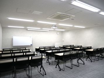【komaB01 36名Type】スクール形式 - リファレンス広島小町ビル貸会議室 komaB01 36名Typeの室内の写真