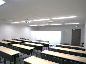 電停「中電前」より徒歩1分！無料Wi-Fi付き／36名収容会議室 - リファレンス広島小町ビル貸会議室