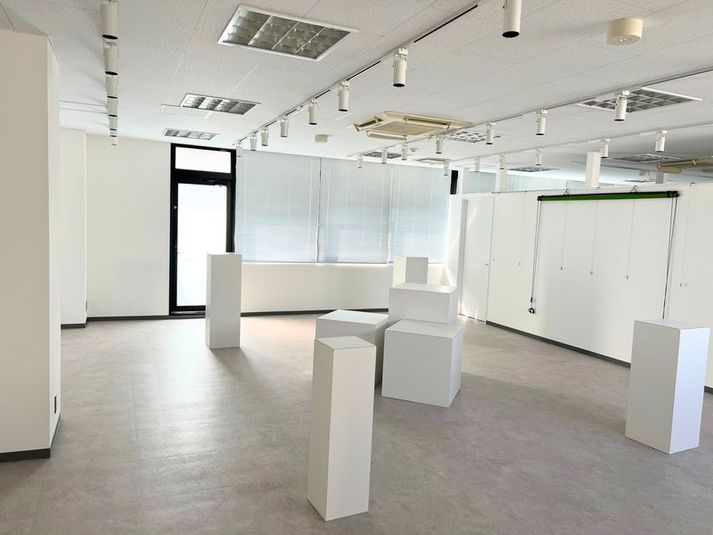 広さ約15.35坪 様々な大きさの展示台あり - Studio ATCの室内の写真