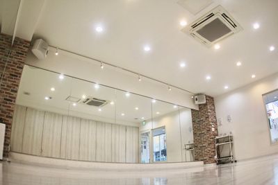 駅から1分。集中できる空間で！調光機能付き照明で、スタジオの雰囲気自由自在に　サークル活動などにもおすすめ！ - 柏原スタジオ